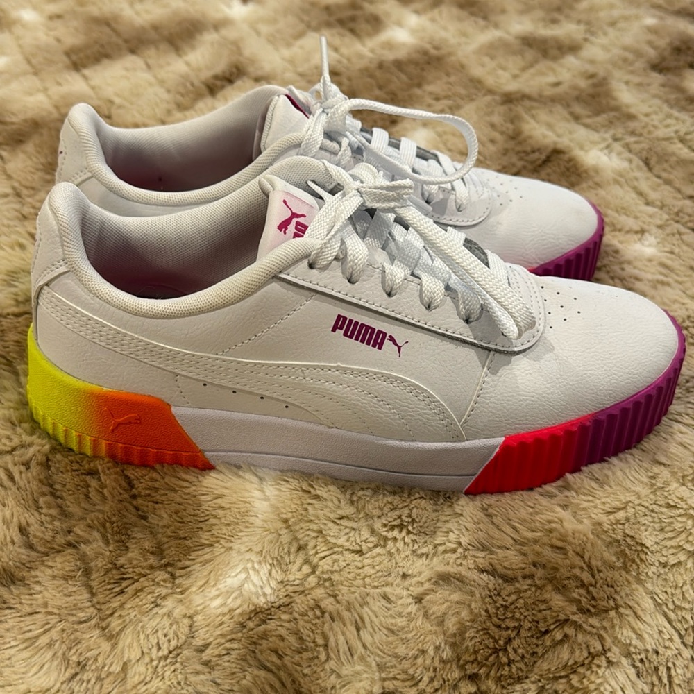 Women’s size 9 Puma sneakers like new